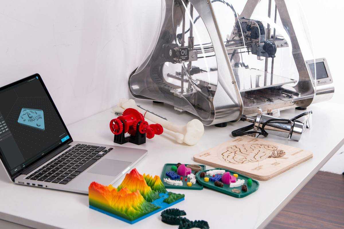 courses on 3d printing showing side-by-side comparison of beginner-friendly vs. lab-ready curriculum modules